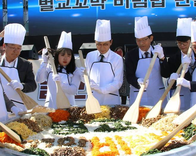 지난 꼬막축제에서 꼬막을 이용한 비빔밥 만들기 시연. 보성군 제공