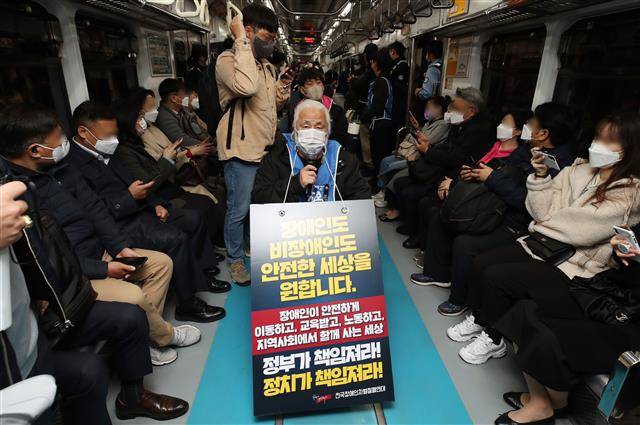 애도 기간 종료 후 지하철 시위 재개한 전장연 - 박경석 전국장애인차별철폐연대(전장연) 공동대표를 비롯한 회원들이 7일 서울 지하철 4호선 삼각지역에서 장애인 권리 예산 보장 촉구 지하철 탑승 시위를 하고 있다. 2022.11.7/뉴스1
