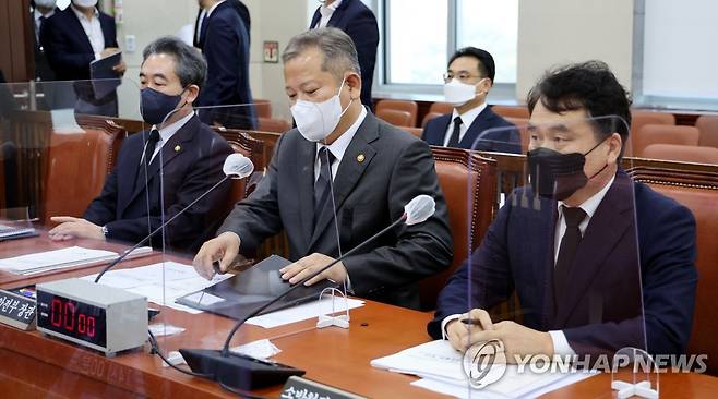 행안위 출석한 이상민 장관 (서울=연합뉴스) 이정훈 기자 = 이상민 행정안전부 장관이 지난 1일 오후 국회에서 열린 행정안전위원회 전체회의에 출석해 있다. 왼쪽부터 윤희근 경찰청장, 이 장관, 남화영 소방청장 직무대리 겸 차장. 2022.11.1 uwg806@yna.co.kr