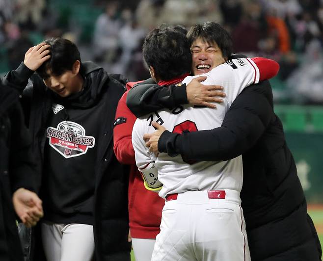 7일 오후 인천시 미추홀구 SSG 랜더스필드에서 열린 프로야구 ‘2022 신한은행 SOL KBO 포스트시즌’ 한국시리즈 5차전 키움 히어로즈와 SSG 랜더스의 경기, SSG 김강민이 9회말 무사 1,3루 상황에서 끝내기 홈런을 친 후 김광현과 기쁨을 나누고 있다. (사진=뉴스1)