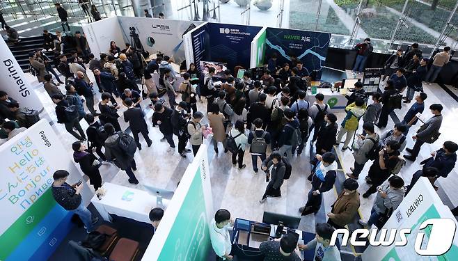 11일 오전 서울 강남구 삼성동 코엑스에서 열린 국내 최대 IT기술 컨퍼런스 '데뷰(DEVIEW) 2018'에서 개발자들이 부스를 둘러보고 있다. 국내외 개발자 2700여명이 참가한 이번 행사에서는 네이버의 웹·모바일·인공지능·딥러닝·빅데이터·블록체인 등 신기술 및 서비스를 선보인다. 2018.10.11/뉴스1 ⓒ News1 구윤성 기자