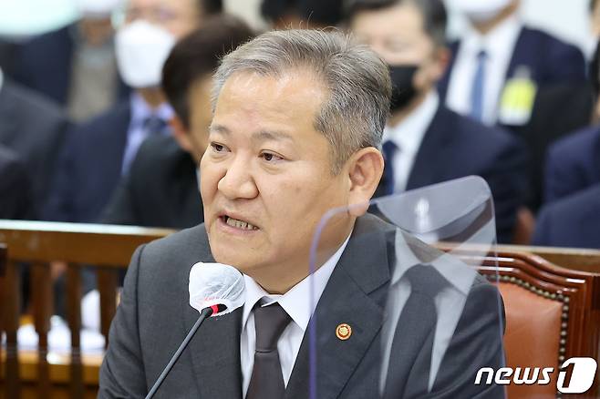 이상민 행정안전부 장관이 7일 서울 여의도 국회에서 열린 행정안전위원회 제8차 전체회의에서 이태원 참사 관련 의원 질의에 답변하고 있다. 이날 회의에는 이상민 행정안전부 장관, 윤희근 경찰청장, 남화영 소방청장 직무대리, 오세훈 서울시장, 김광호 서울경찰청장, 박희영 용산구청장이 참석했다. 2022.11.7/뉴스1 ⓒ News1 조태형 기자