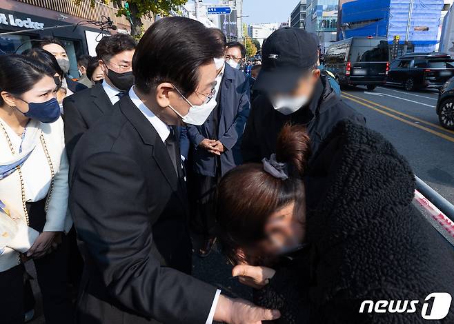 이재명 더불어민주당 대표가 8일 오후 서울 용산구 이태원역 1번 출구에 마련된 이태원 참사 희생자 추모 공간에서 유가족을 위로하고 있다. 2022.11.8/뉴스1 ⓒ News1 이재명 기자