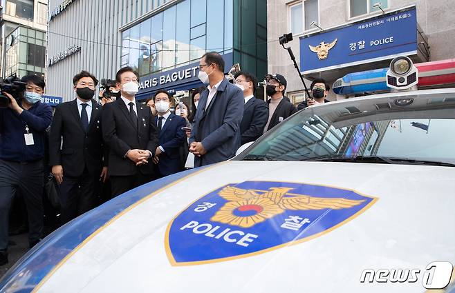 이재명 더불어민주당 대표가 8일 오후 서울 용산구 이태원파출소에서 경찰관 격려를 마친 후 이태원역 1번 출구에 마련된 이태원 참사 희생자 추모 공간으로 향하고 있다. 2022.11.8/뉴스1 ⓒ News1 이재명 기자