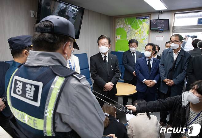 이재명 더불어민주당 대표가 8일 오후 서울 용산구 이태원파출소를 찾아 임현규 용산경찰서장의 설명을 듣고 있다. 2022.11.8/뉴스1 ⓒ News1 이재명 기자