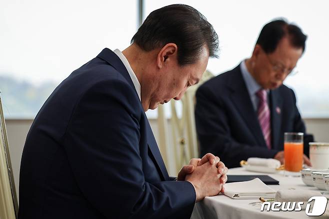 윤석열 대통령이 8일 오후 용산 대통령실 청사에서 열린 기독교계 원로들과의 비공개 환담에서 김삼환 목사 등 참석자들과 기도하고 있다. (대통령실 제공) 2022.11.8/뉴스1 ⓒ News1 오대일 기자