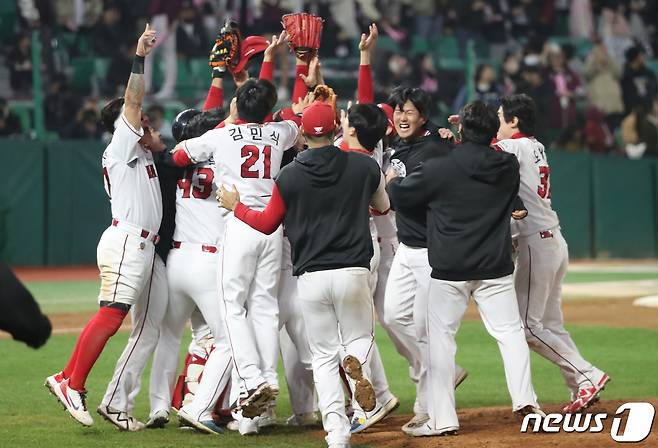 8일 오후 인천시 미추홀구 SSG 랜더스필드에서 열린 프로야구 '2022 신한은행 SOL KBO 포스트시즌' 한국시리즈 6차전 키움 히어로즈와 SSG 랜더스의 경기에서 SSG 김광현이 경기를 끝내고 환호화고 있다. 이날 경기는 SSG가 4대3으로 승리하며 우승을 차지했다. 2022.11.8/뉴스1 ⓒ News1 임세영 기자