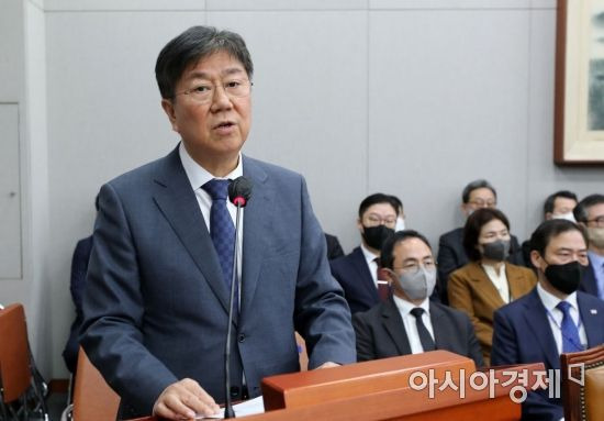 김대기 대통령 비서실장이 8일 국회에서 열린 대통령비서실 등에 대한 국정감사에 출석, 업무보고를 하고 있다./윤동주 기자 doso7@