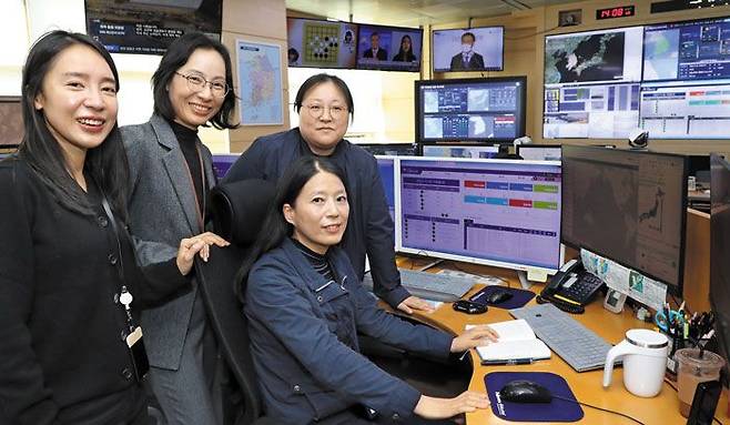 지난 2일 서울 동작구 기상청사 내 지진 분석 장비 앞에 모인 지진화산국 조은영 연구사, 박순천 지진화산연구과장, 박상미 주무관, 함인경 사무관(왼쪽부터 시계 방향). 이들은 지난달 29일 발생한‘괴산 지진’당시 지진 정보를 신속하게 전파해 찬사를 받았다. /남강호 기자