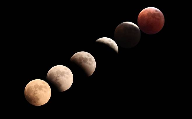 8일 밤 달이 지구 그림자에 완전히 가려지는 개기월식 현상이 전국에서 관측됐다. 18시 08분 부분식을 시작으로 19시 59분 최대식을 거쳐 22시 57분 월식 전 과정이 끝났다. 사진은 18시 08분 달이 지구 본그림자에 부분적으로 가려지는 부분식 시작부터 19시 16분 달이 지구 그림자에 완전히 들어가는 개기식까지 6장의 사진을 합성한 것이다. /2022.11.08 이덕훈 기자