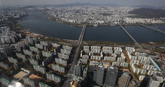 서울 송파구 롯데월드타워 전망대 서울스카이에서 바라본 아파트 단지 모습. 2022.10.31 뉴스1