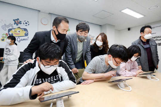 학생들이 안동영명학교 게임문화체험관에서 체험하고 있는 모습. 넷마블문화재단 제공