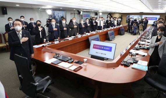 윤석열 대통령이 7일 오전 서울 용산 대통령실 청사에서 열린 국가안전시스템점검회의에 참석, 국기에 경례를 하고 있다.  [대통령실통신사진기자단]