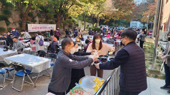 동서대학교 직원회가 8일 백양종합사회복지관에서 어르신들에게 자장면 봉사활동을 펼쳐 호응을 얻었다. 사진=동서대학교 제공