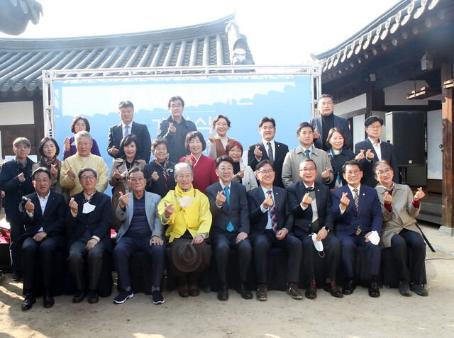 전주 한옥마을에 여행객을 위한 도서관이 8일 오후 개관식을 가졌다. 전주시 제공