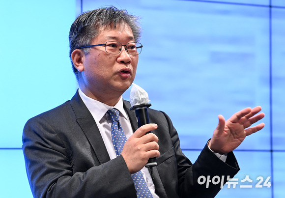 '스마트 모빌리티'의 현재와 미래를 살펴볼 수 있는 '아이포럼 2022'가 8일 서울 동대문 JW메리어트 호텔 그랜드볼룸에서 개최된 가운데 김영태 OECD국제교통포럼 사무총장이 '스마트 모빌리티 국제정책 동향' 특별대담을 하고 있다. [사진=김성진 기자]