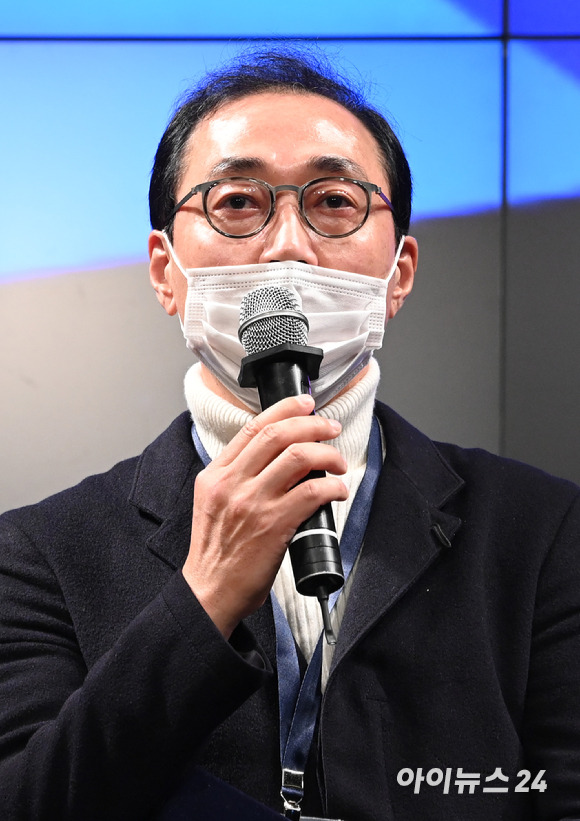 '스마트 모빌리티'의 현재와 미래를 살펴볼 수 있는 '아이포럼 2022'가 8일 서울 동대문 JW메리어트 호텔 그랜드볼룸에서 개최된 가운데 '제3회 아이뉴스24 소셜 D·N·A 혁신상' 시상식이 진행됐다. 한국지능정보사회진흥원장상인 '협력상'을 받은 휴머스온 백동훈 대표가 수상 소감을 전하고 있다. [사진=김성진 기자]