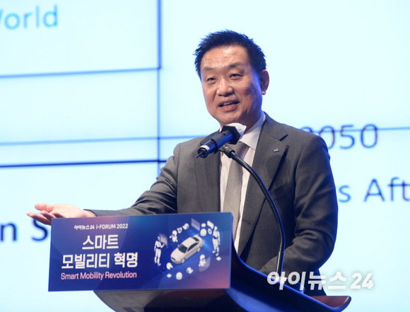 '스마트 모빌리티'의 현재와 미래를 살펴볼 수 있는 '아이포럼 2022'가 8일 서울 동대문 JW메리어트 호텔 그랜드볼룸에서 개최된 가운데 황종성 한국지능정보사회지능원(NIA) 원장이 '스마트 모빌리티로 만들어가는 스마트 시티의 미래'를 주제로 강연하고 있다. [사진=정소희 기자]