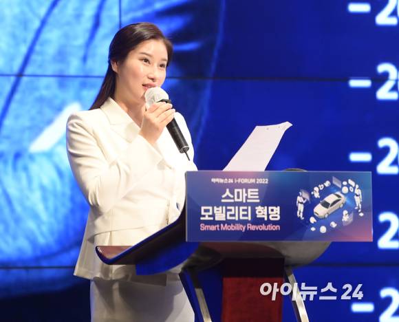 '스마트 모빌리티'의 현재와 미래를 살펴볼 수 있는 '아이포럼 2022'가 8일 서울 동대문 JW메리어트 호텔 그랜드볼룸에서 개최된 가운데 이승희 아나운서가 사회를 보고 있다. [사진=정소희 기자]