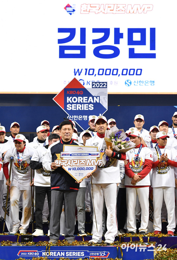 8일 오후 인천 SSG 랜더스필드에서 2022 KBO리그 포스트시즌 한국시리즈 키움 히어로즈 대 SSG 랜더스의 6차전 경기가 열렸다. 한국시리즈 MVP에 선정된 SSG 김강민이 4-3으로 승리하며 한국시리즈 우승을 차지한 후 허구연 KBO 총재와 기념촬영을 하고 있다. [사진=김성진 기자]