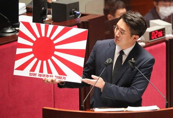 전용기 더불어민주당 의원이 7일 서울 여의도 국회에서 열린 예산결산특별위원회 제5차 전체회의에서 욱일기 경례 관련 질의를 하고 있다. 뉴스1