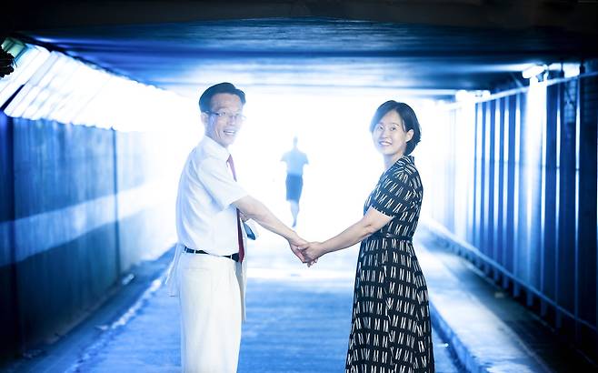 부부는 사진 찍는 내내 손부터 잡았습니다. 30년을 허투루 산 게 아니었습니다. 어디서건 서로 잡는 손을 보니 앞으로도 함께 손잡고 갈 둘의 모습 또한 그려졌습니다.