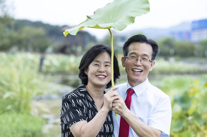 권재도 목사는 ‘기쁨은 신약이다’는 철학을 가지고 있습니다. 그렇기에 아내든 누구든 기쁨을 주려고 애를 씁니다. 그는 이 기쁨을 파고들어 ‘권재도의 기쁨학 개론’이라는 책을 냈습니다.