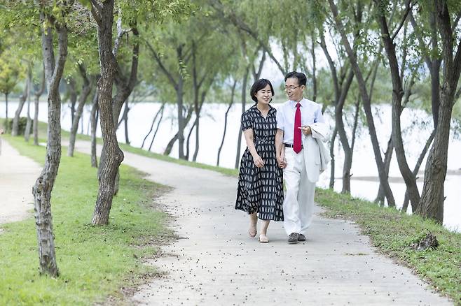 만약에 다음 생이 있으면 다시 권 목사를 만나고 싶냐는 질문에 유성숙 여사는 단호하게 아니라고 말했습니다. 답은 그랬지만 둘은 나란히 손을 잡고 걸었습니다.