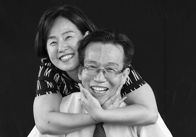 권재도 목사는 나이가 예순하나임에도 하버드로 유학 갈 꿈을 꾸고 있습니다. 아내 유성숙 여사는 이를 두고 권 목사가 늙지 않는 비결이라고 합니다. 이른바 꿈을 꾸면 늙지 않는다는 겁니다. 그런데 사진을 찍어보니 유 여사가 더 젊어 보입니다. 남편을 유학 보낼 꿈을 가져서일까요?