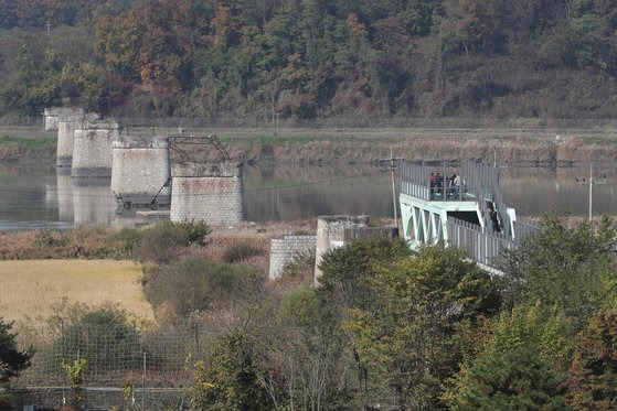 지난달 27일 경기도 파주시 임진각에서 방문객이 임진강 이북을 바라보고 있다.   국가정보원은 전날 서울 서초구 내곡동 국정원 청사에서 열린 국회 정보위원회의 국정감사에서 북한의 7차 핵실험 가능성과 관련해 '미국 11월 중간선거 이전(11월7일)까지 가능성이 있다'는 기존 정보분석을 유지했다.연합뉴스