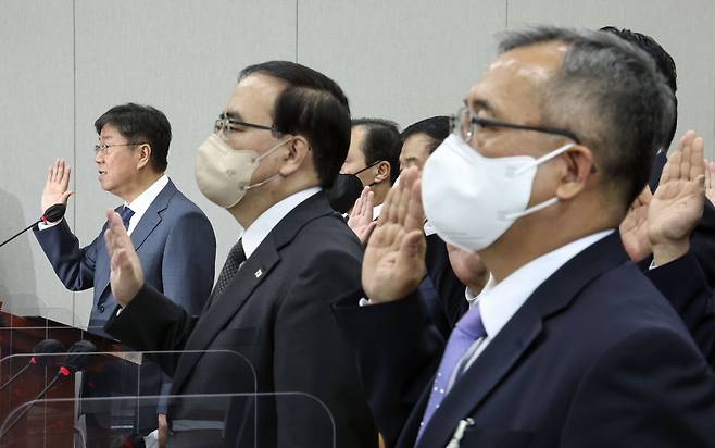 김대기 비서실장과 김성한 국가안보실장, 김종철 경호처 차장(왼쪽부터)이 국정감사 시작에 앞서 증인선서를 하고 있다. 김성룡 기자