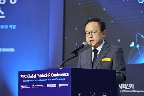 김승호 인사혁신처장이 지난 4일 국가인재원 과천분원에서 열린 ‘제10회 글로벌 HR 콘퍼런스’에서 환영사를 하고 있다. <자료=연합뉴스>