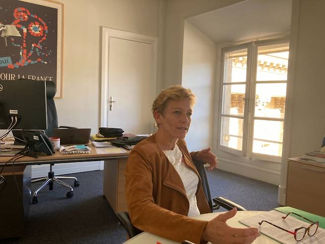 베호닉 히오통 프랑스 하원의원이 지난달 26일(현지시간) 파리 팔레 부르봉에 위치한 자신의 의원실에서 기자의 질문에 답하고 있다./사진=최경민 기자