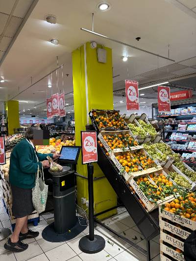 올해부터 프랑스에서는 채소·과일 대부분에 대한 플라스틱 포장이 금지됐다. 이 조치로 프랑스 정부는 연 10억개에 달하는 일회용 플라스틱 포장재를 줄일 수 있을 것으로 기대하고 있다./사진=최경민 기자