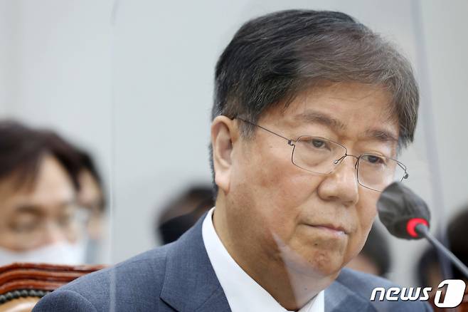 (서울=뉴스1) 조태형 기자 = 김대기 대통령 비서실장이 8일 서울 여의도 국회에서 열린 운영위원회의 대통령비서실·국가안보실·대통령 경호처에 대한 국정감사에서 의원 질의를 경청하고 있다. 2022.11.8/뉴스1  Copyright (C) 뉴스1. All rights reserved. 무단 전재 및 재배포 금지.