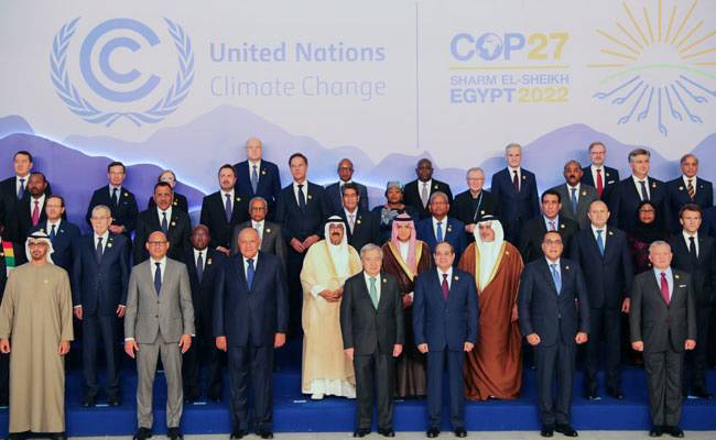 ‘기후연대’ 만나긴 했지만… : 이집트 샤름 엘 셰이크에서 7일 열린 제27차 유엔기후변화협약 당사국회의(COP27) 개막식에 앞서 안토니우 구테흐스(가운데) 유엔 사무총장과 참가국 대표들이 기념사진을 찍고 있다. 신화통신 연합뉴스