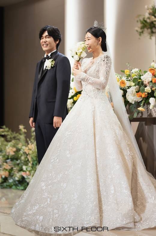 Actor Choi Sung-kuk, 51, has made headlines for his marriage to Couple, who is 24 years his junior.On the eighth day, Six Floor released Choi Sung-kuks marriage photo to the press.Choi Sung-kuk in a nice tuxedo and a bride in an elegant wedding dress are by far the most eye-catching. The faces of the two are full of happiness.In particular, the appearance of Choi Sung-kuk and the bride who kiss in front of the guests makes them feel the love of the two. The excellent beauty of the bride who is 24 years younger than Choi Sung-kuk is also outstanding.Choi Sung-kuk held a marriage ceremony in the blessing of family and colleagues at a wedding hall in Seoul on the 5th.Choi Sung-kuks romantic relationship was a big issue when it was revealed in September that the love between the two men, who overcame the age gap of 24, was a surprise to the public.Even for close actor Kim Kwang-kyu, 54, Choi Sung-kuks marriage was a surprise news.Choi Sung-kuk was informed of the marriage to Kim Kwang-kyu through the comprehensive channel TV Chosuns Lover. At that time, Choi Sung-kuk said, I am married next month. Kim Kwang-kyu said, What?Kim Kwang-kyu heard about the marriage story from Choi Sung-kuk and said, I feel like my heart is beating and I have been shot and I feel a little lost. Choi Sung-kuk met his wife, who is 24 years younger than him, at the Busan Tidal Wave last year.According to Choi Sung-kuk, who appeared on KBS 2TV The Problem Son of the Rooftop Room, he met his wife for the first time after finding his best brothers and a cafe and pizza house near Tidal Wave.Choi Sung-kuk said, Two girls were walking over there, and one of them wanted to say, Thats so clear. I kept glancing at him. When I looked at him, he kept scratching his leg. He looked like hed been bitten by a mosquito.When I was bitten by a mosquito, there was a medicine to apply. Hey, I think you have a lot of itching. He said.Choi Sung-kuk said, I was eating pizza pretending to be cool. But while I was in the bathroom for a while, one of my younger siblings said, Did you come down to Busan?My friend, who was with my wife, turned me down. My brother turned red. When I went to the bathroom, the mood got weird.However, Choi Sung-kuk said that his wife and friend had the courage to talk to me when they were about to leave. Choi Sung-kuk said, Would you like to have dinner with me when you come down from time to time? I thought I would regret it if I did not talk about it, he said.