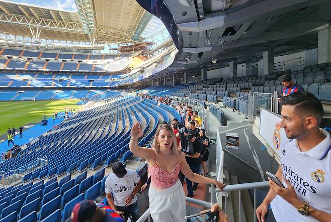 레알 마드리드 경기가 없는 날에도 홈구장 산티아고 베르나베우(Santiago Bernabéu) 스타디움을 구경하기 위한 팬들이 입장권 매표소 앞에서 100m 넘는 장사진을 이룬다. 레알 유니폼을 입은 팬은 여유롭고 바르사 유니폼을 입은 팬은 딴전을 피우는 모습이 이채롭다.