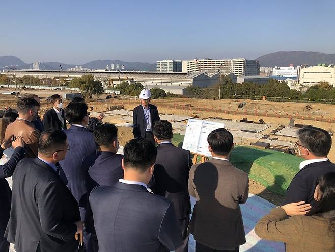 [창원=뉴시스] 강경국 기자 = 주한영국대사관과 한국 주재 영국 기업의 관계자들이 8일 경남 창원특례시 수소인프라 시설을 견학하고 있다. (사진=창원시청 제공). 2022.11.08. photo@newsis.com *재판매 및 DB 금지