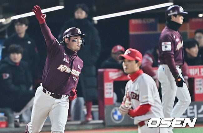 [OSEN=인천, 이석우 기자]키움 히어로즈 임지열이 3회초 우월 2점 홈런을 치고 세리머니를 하고 있다. 2022.11.08 / foto0307@osen.co.kr