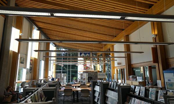 목구조로 만들어진 캐나다 휘슬러 공공 도서관에서 지난 9월8일 사람들이 책을 보고 있다.&nbsp;