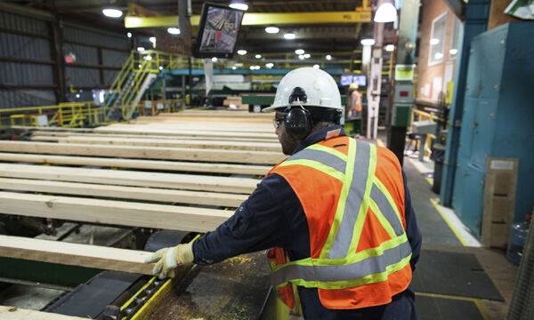 캐나다 브리티시컬럼비아주에 위치한 솔트에어 제재소에서 지난 9월7일 직원이 잘린 각재의 상태를 살펴보고 있다.&nbsp;