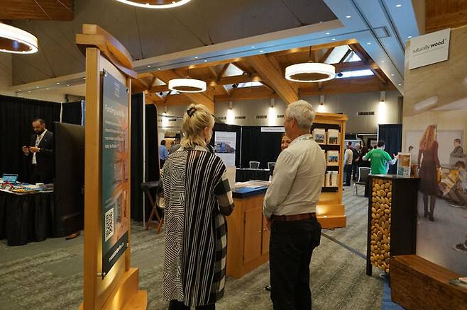 지난 9월9일 캐나다 휘슬러에서 열린 목재 전람회 GBM을 찾은 목재산업 관계자들이 캐나다 목재 업체들의 제품을 둘러보고 있다.