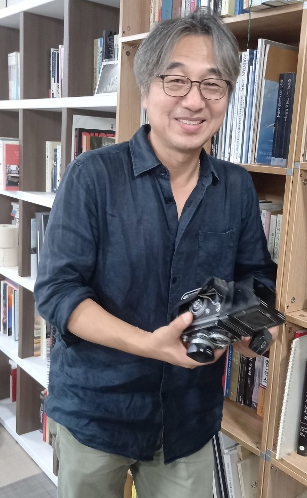 임종진 달팽이사진골방 대표가 애장품이지만 지금은 사용하지 않는 자신의 사진기에 대해 설명하고 있다.