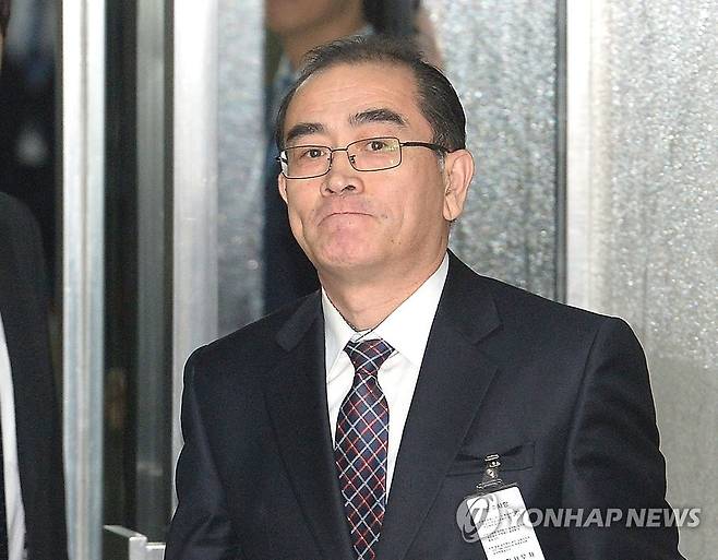 2016년 망명직후 국회 정보위에서 처음으로 모습 드러낸 태영호 [연합뉴스 자료사진]