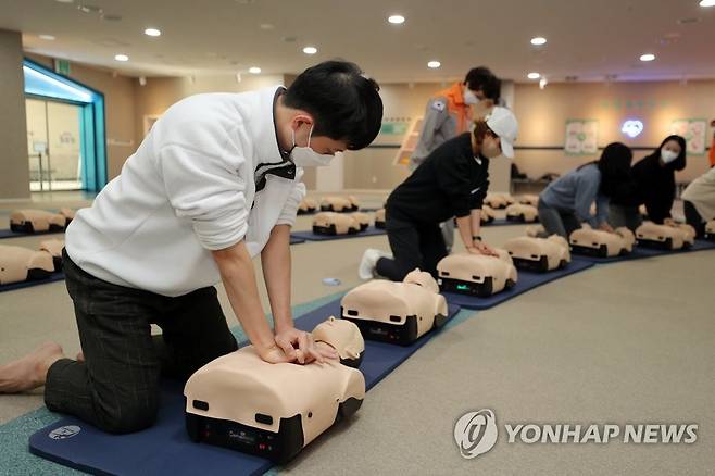 심폐소생술 배우는 시민들 (광주=연합뉴스) 천정인 기자 = 3일 오후 광주 북구 빛고을국민안전체험관에서 시민들이 심폐소생술을 실습하고 있다. 지난 29일 발생한 이태원 참사로 심폐소생술 등 응급조치의 중요성이 대두되고 있다. 2022.11.3 iny@yna.co.kr