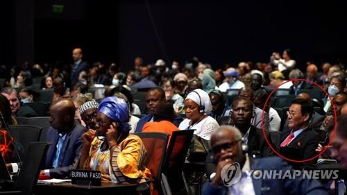 마동희 이집트 주재 북한 대사, 유엔기후변화협약 당사국총회 참석    (서울=연합뉴스) 마동희 이집트 주재 북한 대사(붉은 원)가 7일(현지시간) 이집트 샤름 엘 셰이크에서 열린 제27차 유엔기후변화협약 당사국총회(COP27)에 참석한 것으로 확인됐다. COP27 현장 영상 속 마 대사의 모습. 2022.11.8 [COP27 유튜브 영상 캡처. 재판매 및 DB 금지]
    nkphoto@yna.co.kr