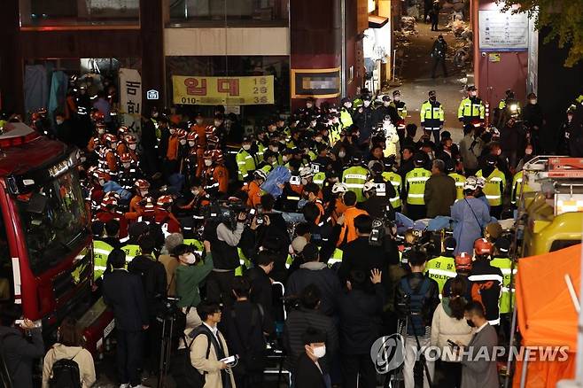 지난달 30일 오전 서울 용산구 이태원 핼러윈 인명사고 현장에서 구조대원 등이 구조활동을 하고 있다. [연합뉴스 자료사진]