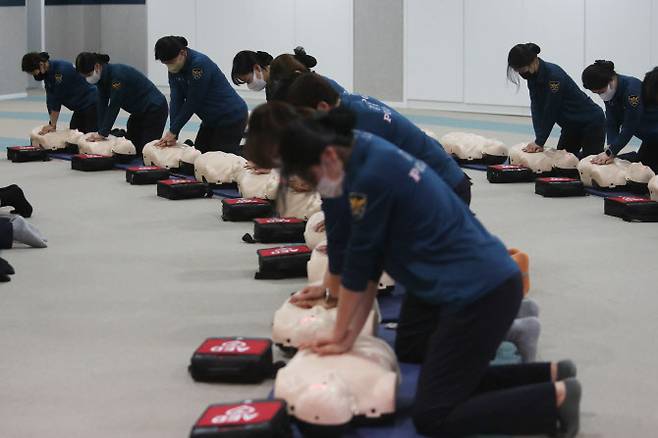 지난 8일 광주 북구 오치동 빛고을 국민 안전 체험관에서 광주경찰청 기동대원들이 심폐소생술 교육을 받고 있다.(사진=연합)