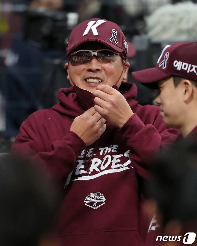 4일 오후 서울 구로구 고척스카이돔에서 열린 프로야구 '2022 신한은행 SOL KBO 포스트시즌' 한국시리즈 3차전 SSG 랜더스와 키움 히어로즈의 경기, 키움 홍원기 감독이 6회말 2사 2루에서 김혜성의 내야 안타로 1,3루가 되자 미소를 짓고 있다. 2022.11.4/뉴스1 ⓒ News1 김진환 기자